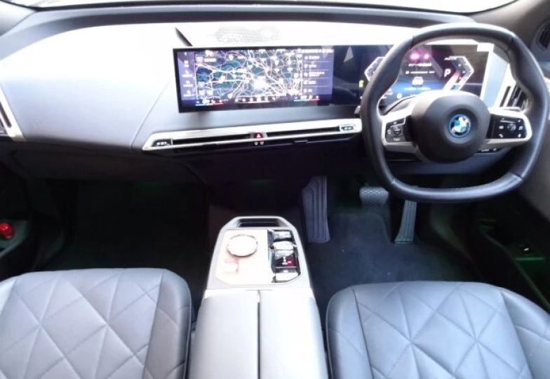 BMW iX Белый