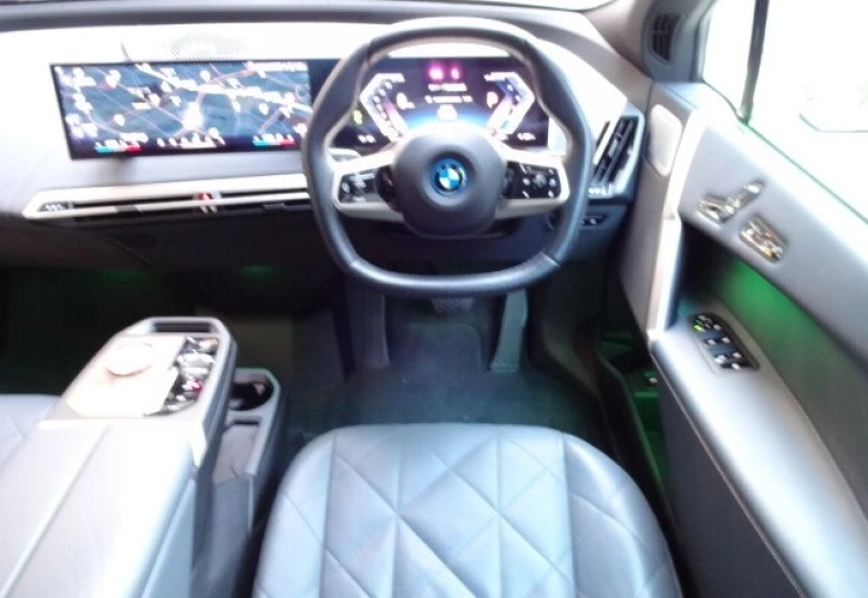 BMW iX Белый