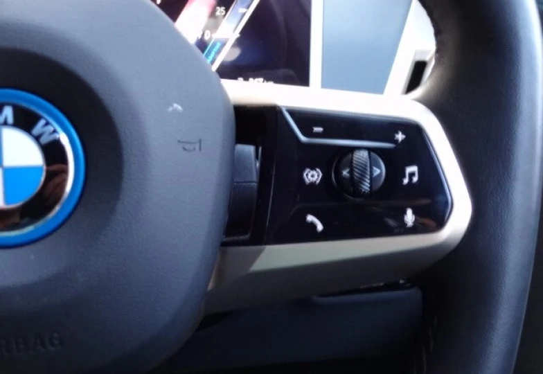 BMW iX Белый