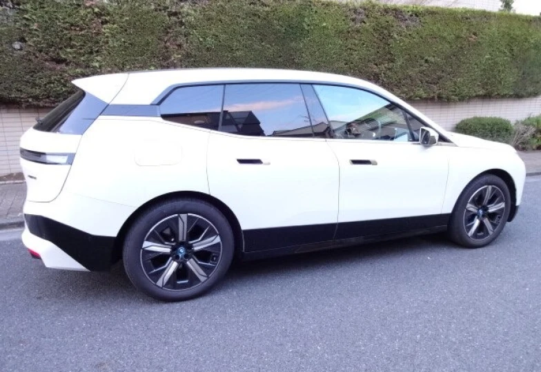 BMW iX Белый