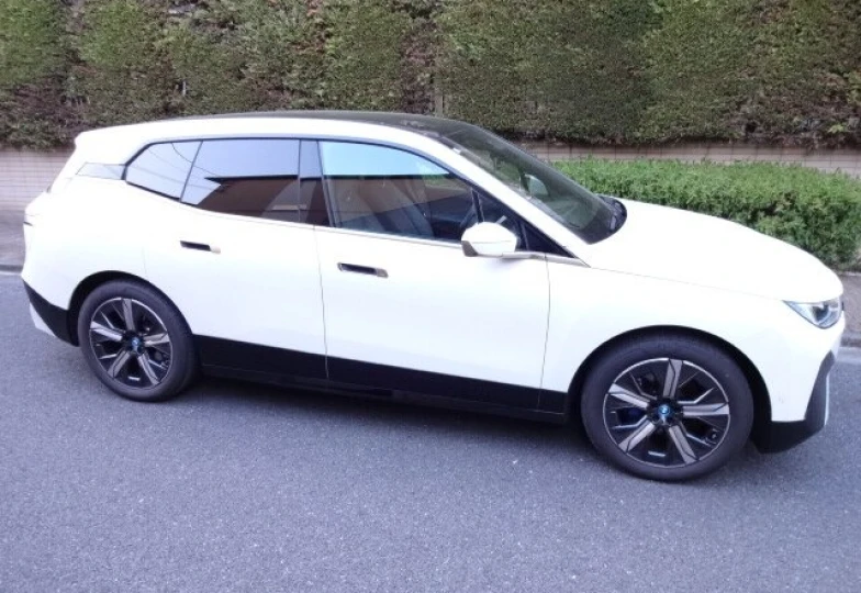 BMW iX Белый