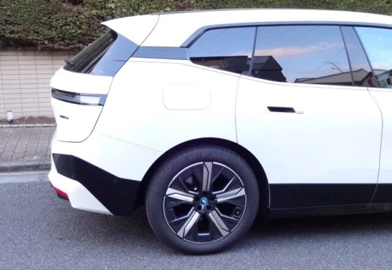 BMW iX Белый