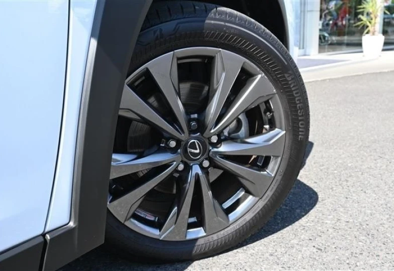Lexus UX Белый