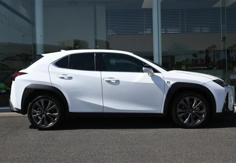 Lexus UX Белый