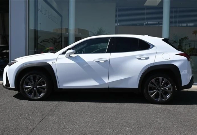 Lexus UX Белый