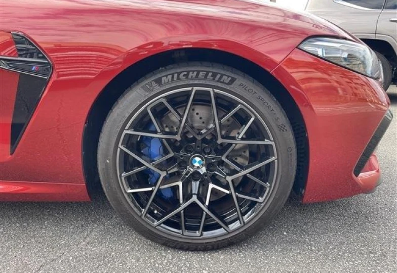 BMW M8 Красный