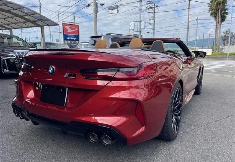 BMW M8 Красный
