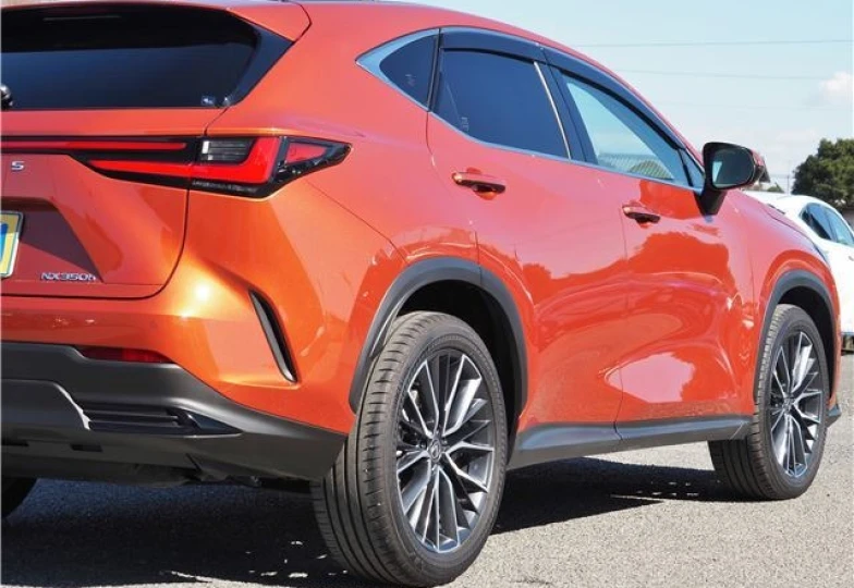 Lexus NX Красный