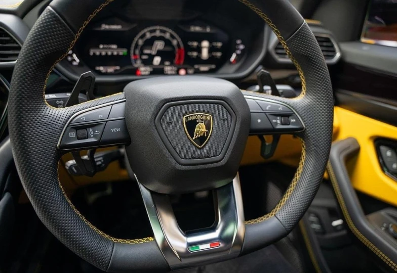 Lamborghini Urus Желтый