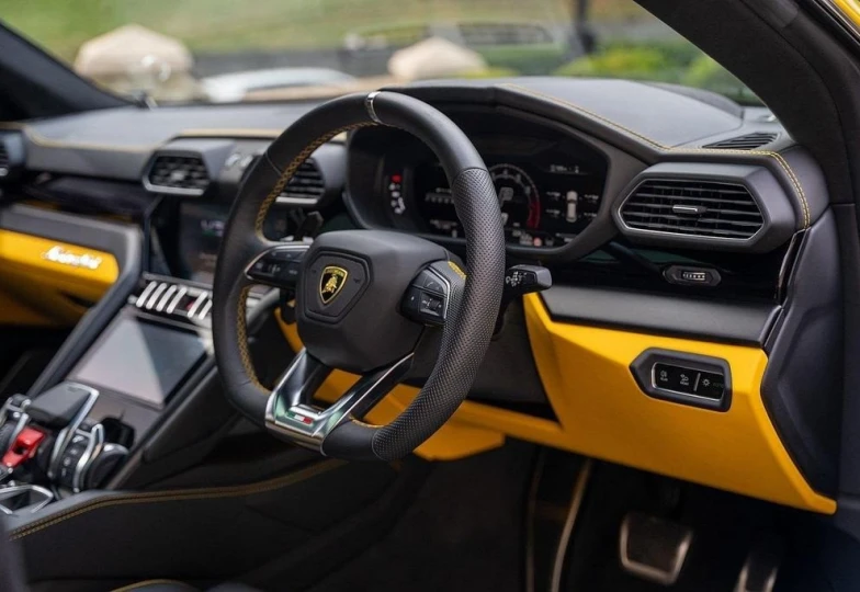 Lamborghini Urus Желтый