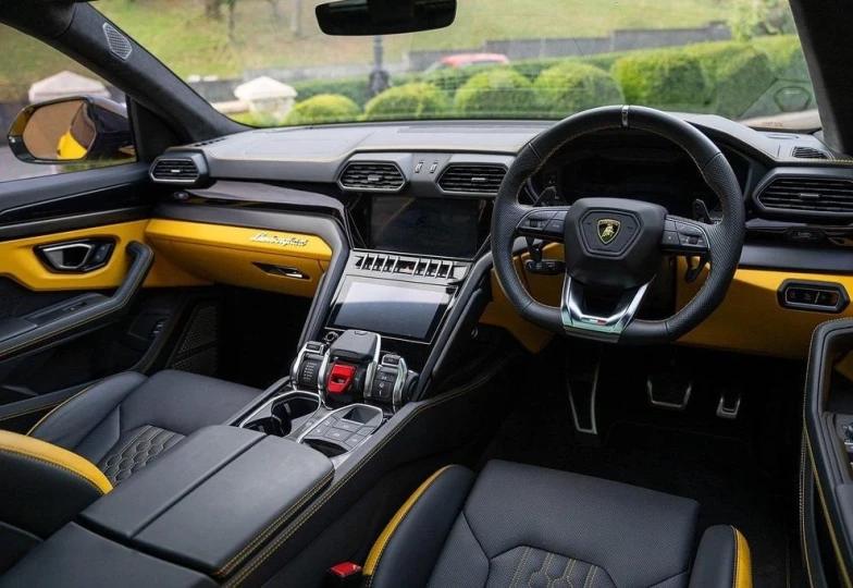 Lamborghini Urus Желтый