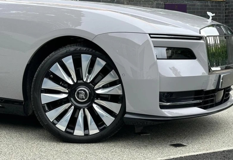 Rolls-Royce Spectre Белый
