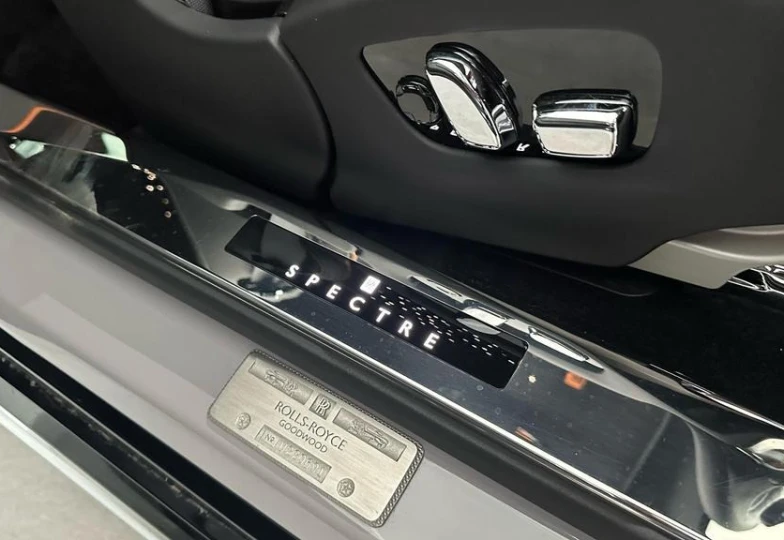 Rolls-Royce Spectre Белый