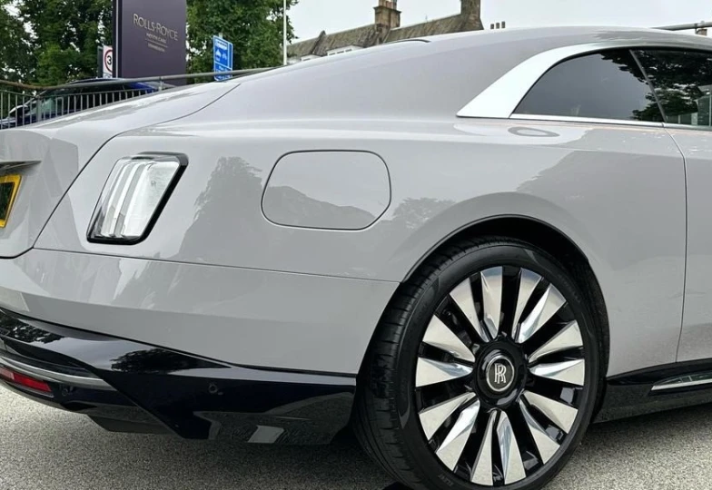 Rolls-Royce Spectre Белый