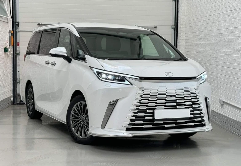 Lexus LM Белый