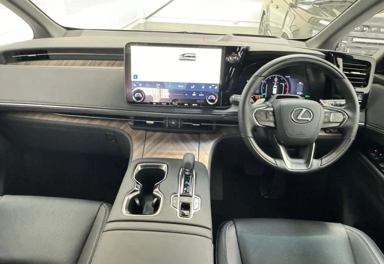 Lexus LM Белый