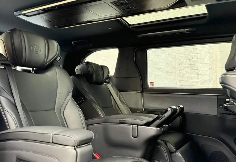 Lexus LM Белый