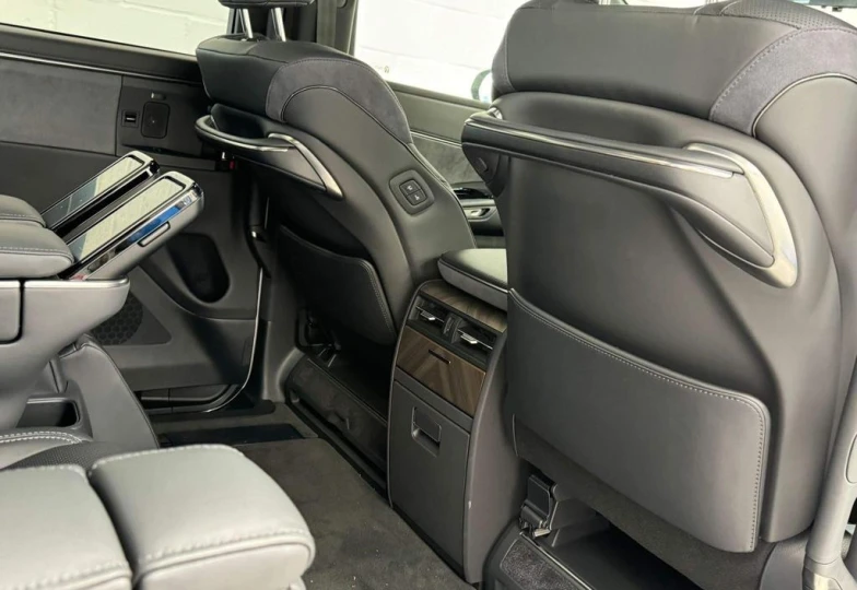Lexus LM Белый