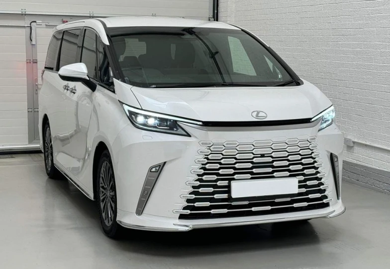Lexus LM Белый
