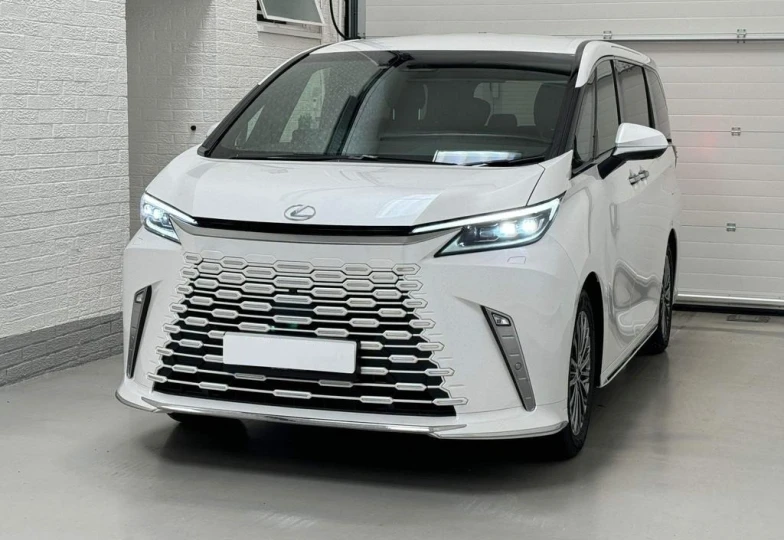 Lexus LM Белый