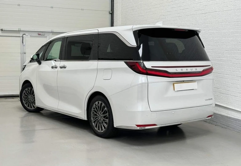 Lexus LM Белый