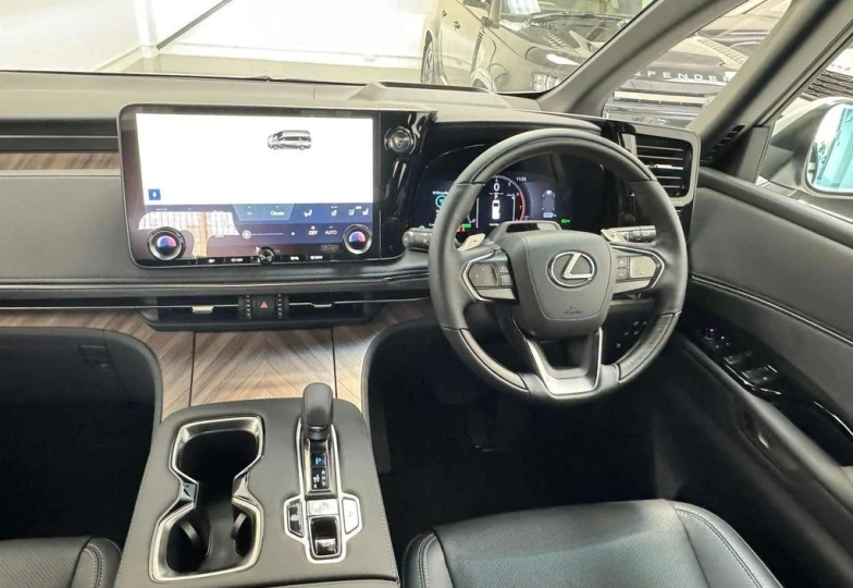 Lexus LM Белый