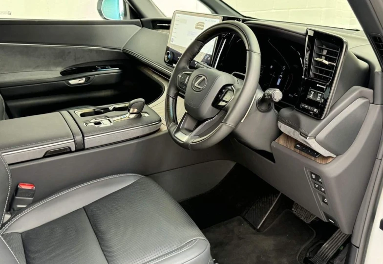 Lexus LM Белый