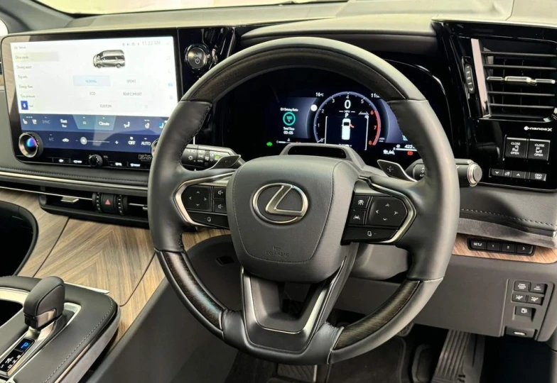 Lexus LM Белый