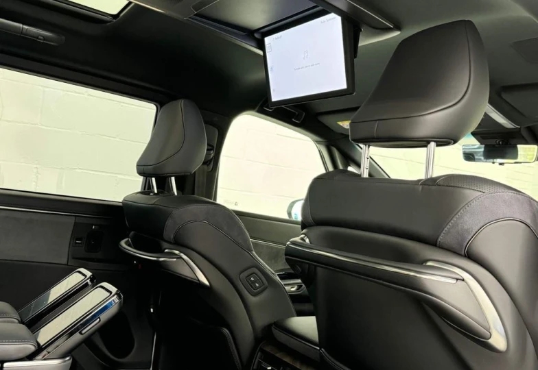 Lexus LM Белый