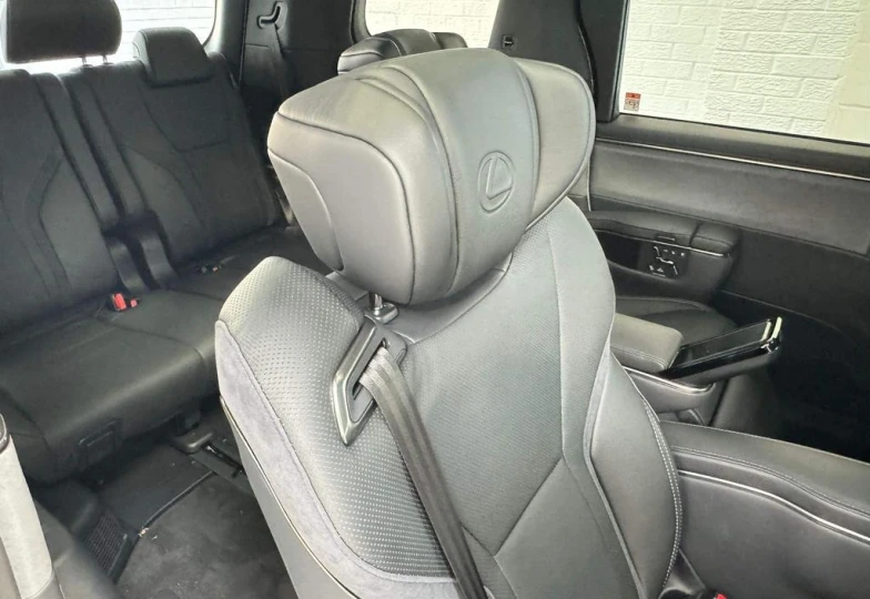 Lexus LM Белый