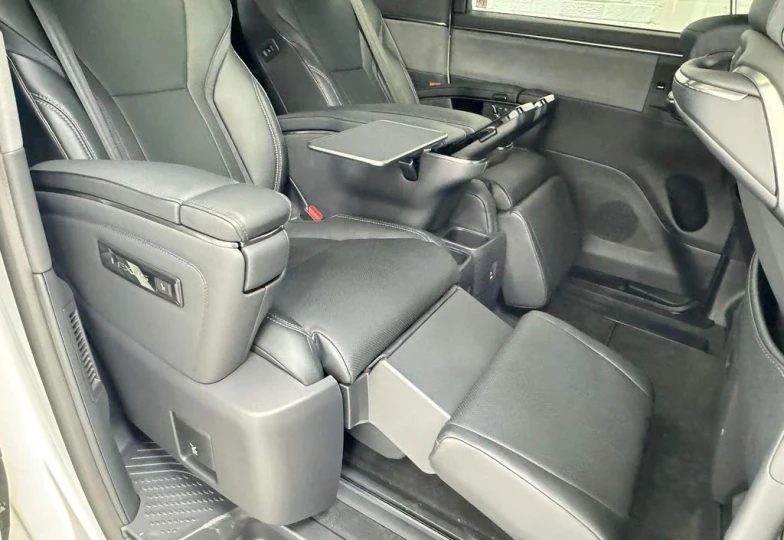 Lexus LM Белый