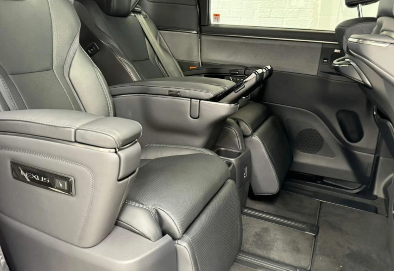 Lexus LM Белый