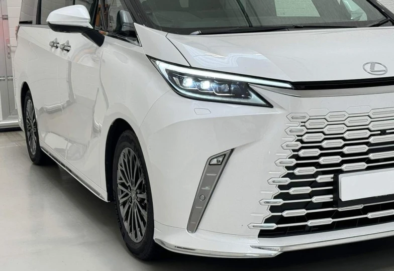 Lexus LM Белый