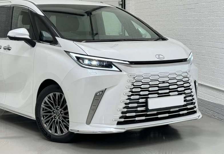 Lexus LM Белый