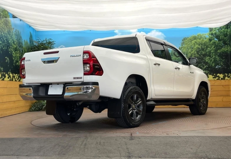 Toyota Hilux Белый