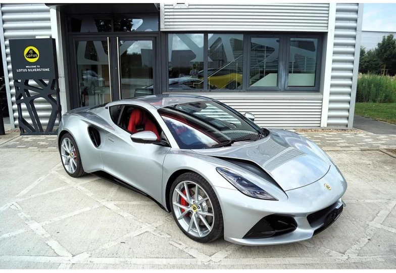 Lotus Emira Серый