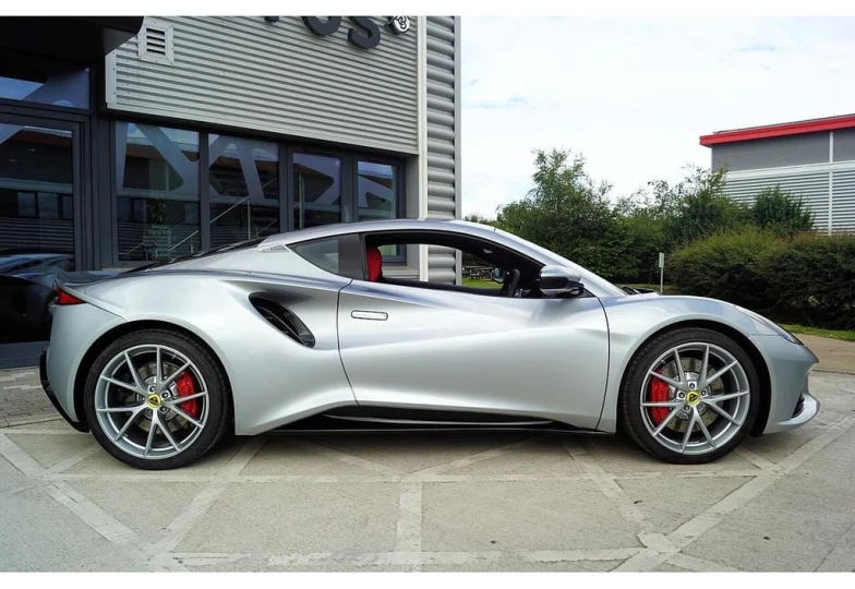 Lotus Emira Серый