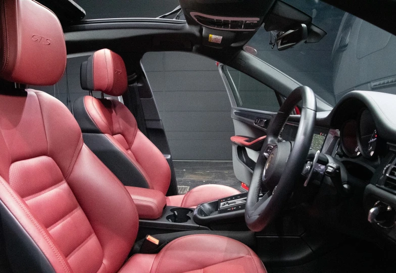 Porsche Macan Красный