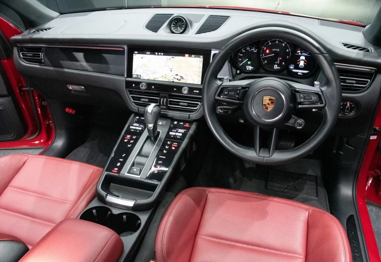 Porsche Macan Красный