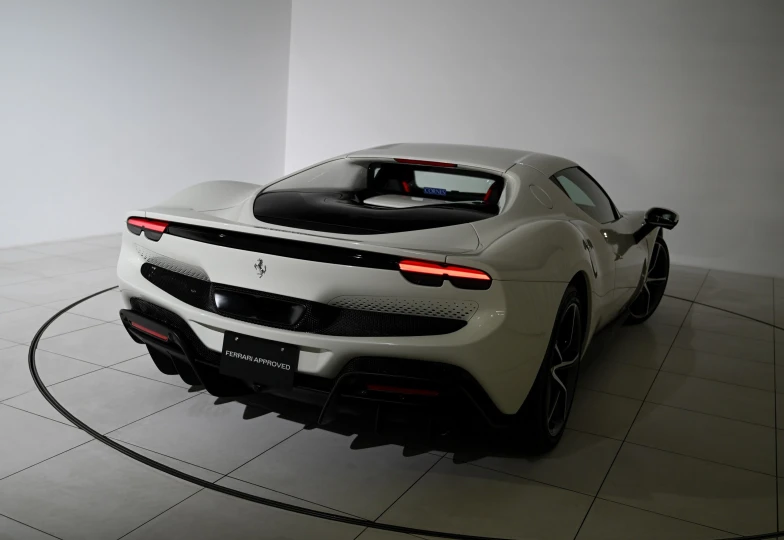 Ferrari 296 GTB Белый