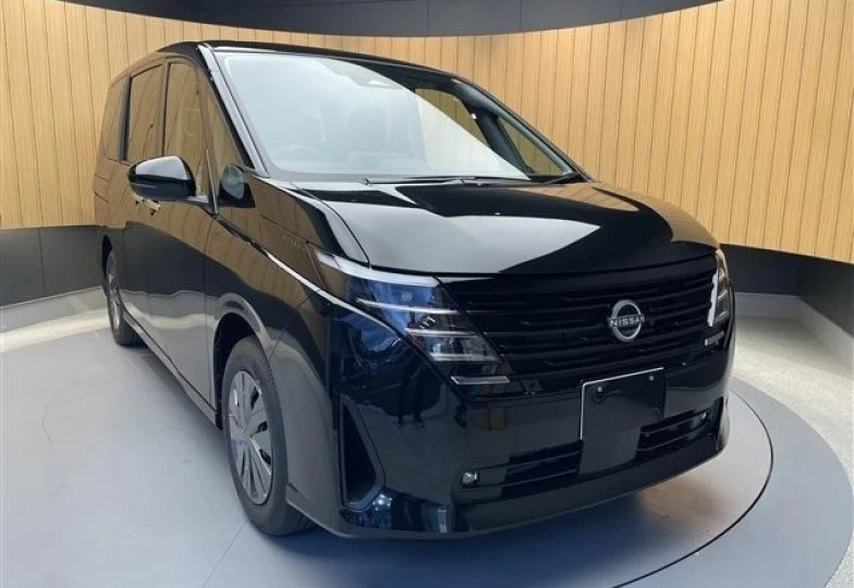 Nissan Serena Черный