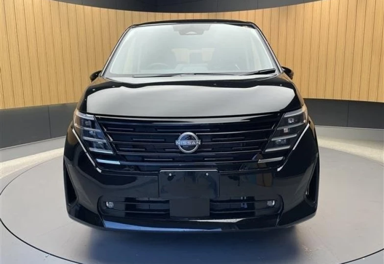 Nissan Serena Черный