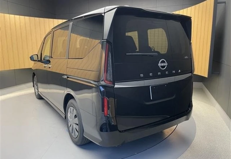 Nissan Serena Черный