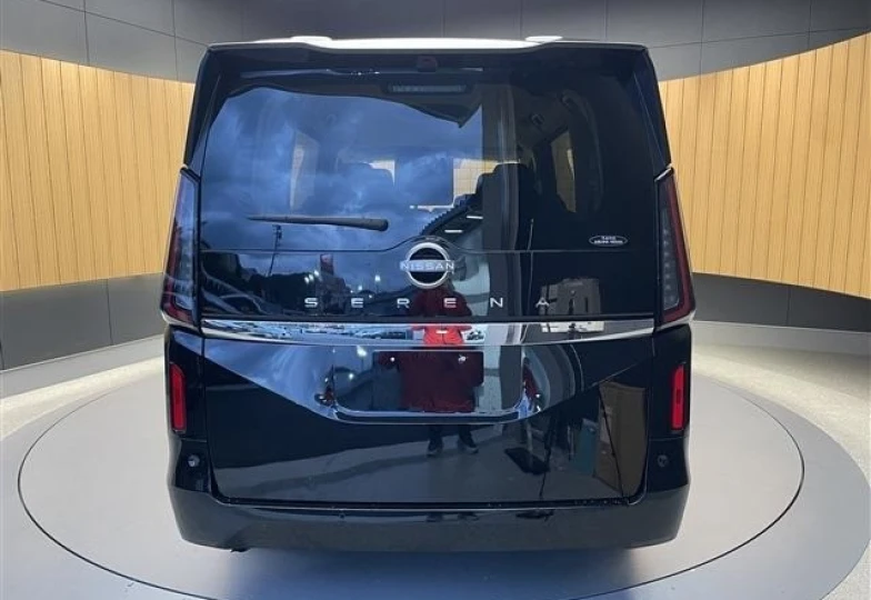 Nissan Serena Черный