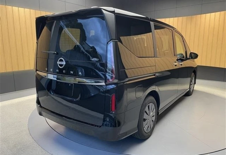 Nissan Serena Черный