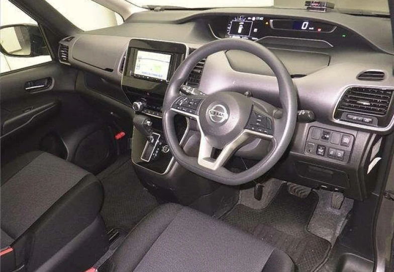Nissan Serena Серый