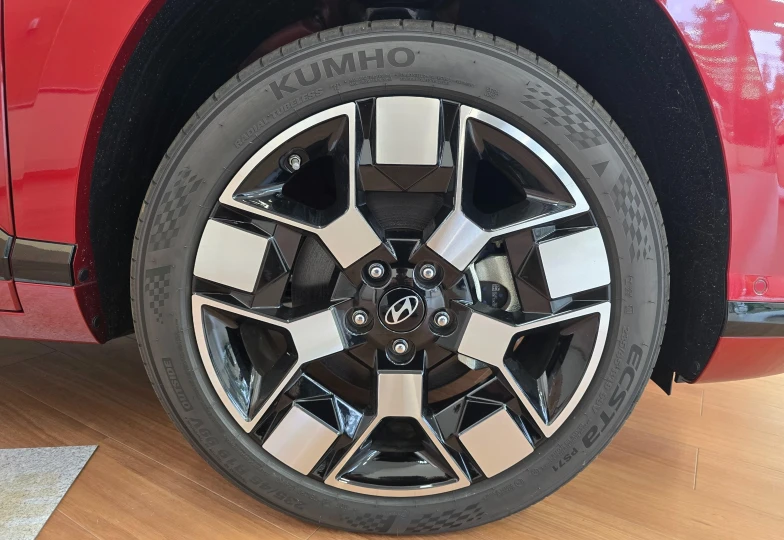 Hyundai Kona Красный