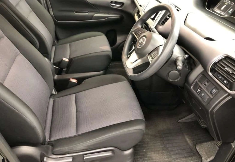 Nissan Serena Черный