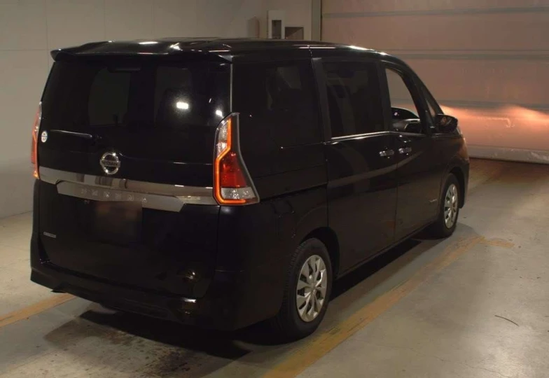 Nissan Serena Черный