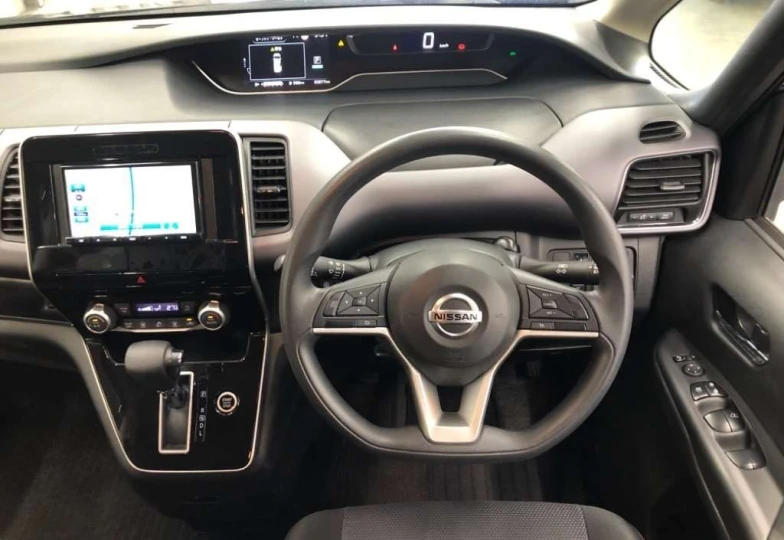 Nissan Serena Черный